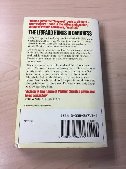 THE LEOPARD HUNTS IN DARKNESS - WILBUR SMITH